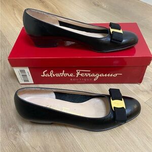 Salvatore Ferragamo Women’s Black Leather Shoes Gold Accent Bow‎ Size 7.5